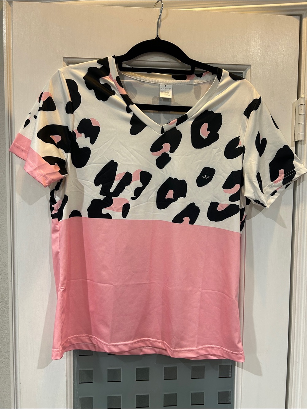 Women's Pink Leopard Colorblock V-Neck Short Sleeve Tee